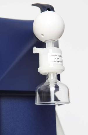 A unidade pode ser posicionada em uma bancada ou montada em uma parede. O dispensador remoto flexível permite que o usuário dispense água em qualquer lugar necessário.