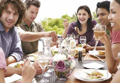 Recepcionar os convidados com um coquetel ou jantar? Optar pelo serviço à francesa ou apostar em algo mais informal?