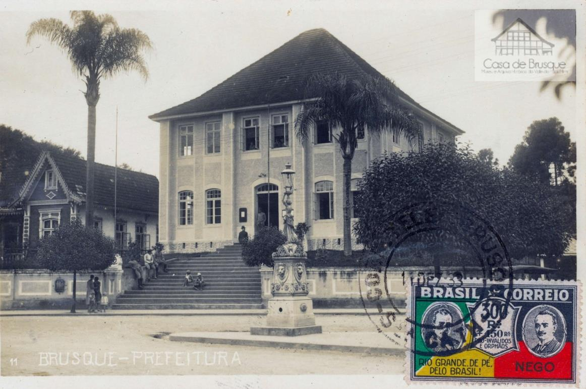 LINHA DO TEMPO CARTÃO POSTAL, SELO & CARIMBO Inaugurado em 29 de julho de 1917, o edifício foi a sede da Prefeitura de Brusque até 1965 quando foi demolido para a construção de novo prédio.