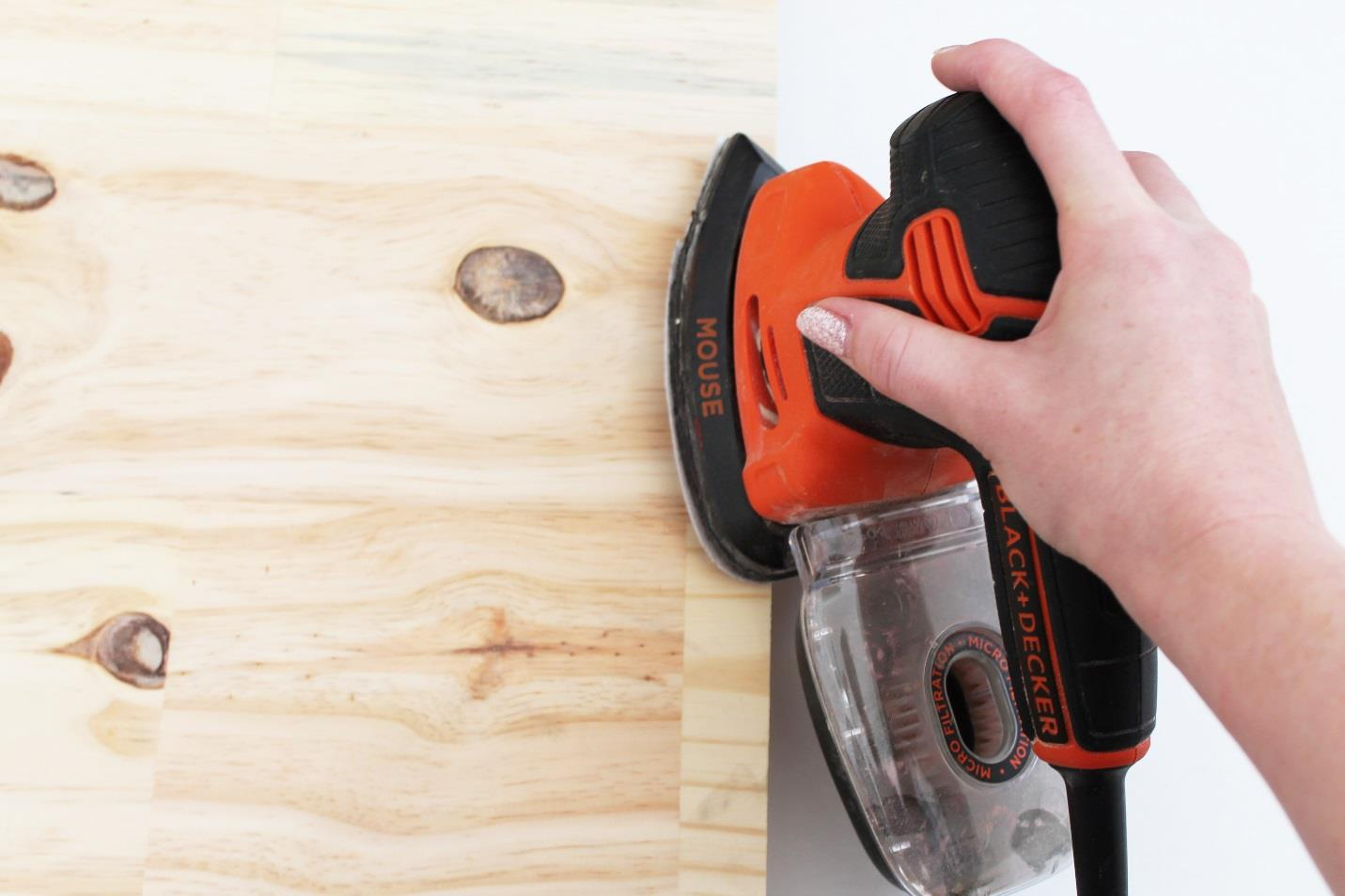 1. Lixar as peças das prateleiras Escolha a placa de madeira com o comprimento mais adequado ao seu espaço.