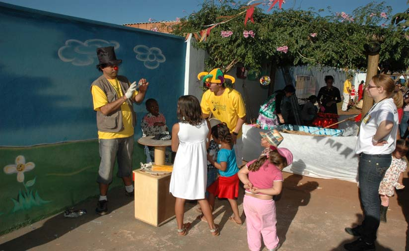 Instituto Ecomunidade O Programa de Voluntários desenvolve atividades na comunidade, tais como confraternizações para crianças