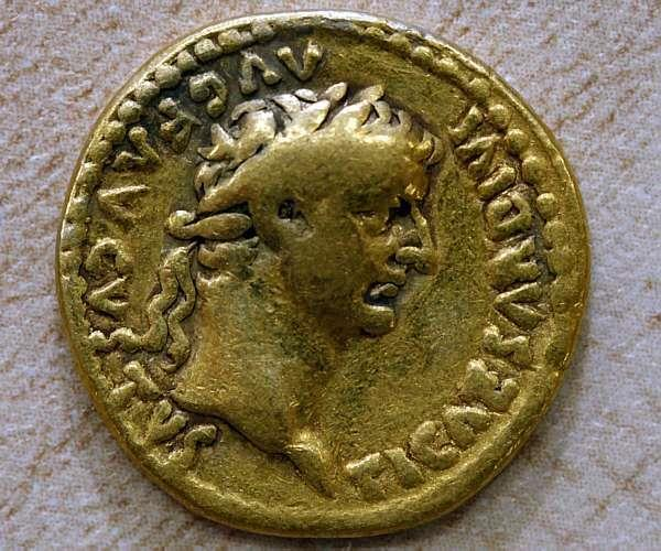 O Denaro, moeda de Roma, o Poder dominante na época, tinha muito valor. Valia um dia de trabalho e trazia a imagem do César ou Imperador.