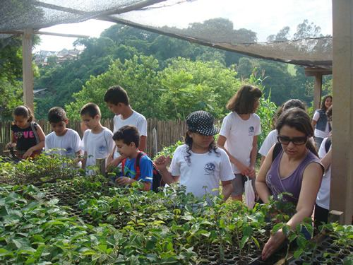 Novembro de 2015 19 de Novembro de 2015 Viveiro Educacional EcoAprendiz No dia 19 de novembro, 35 alunos do ensino fundamental da Escola Estadual Dona Maria Carneiro Braz, participaram das atividades