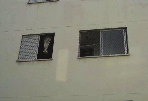 fls. 218 Foto n 07: Vista ampliada das janelas da área de serviço e dormitório do imóvel