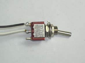 3/ 7 PY2MG 3- Solde o resistor de 4R99 ou 5R1 no furo marcado R. Solde um pedaço de fio no furo marcado T. Solde o resistor e o fio no display conforme Foto 5.