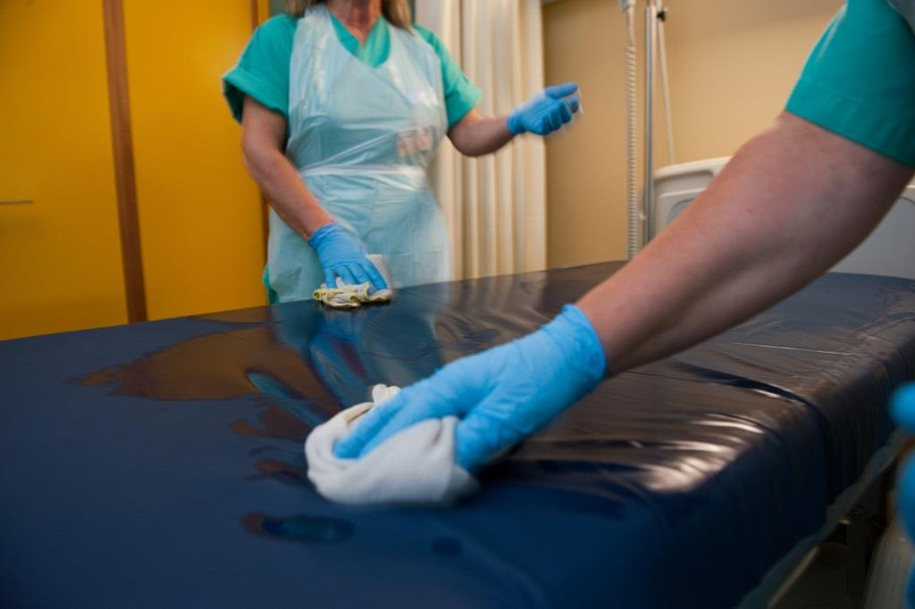 A biodescontaminação da Biodecon /Such experiência foi realizada num quarto de isolamento do Serviço de Medicina Intensiva -