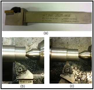 A ferramenta de corte utilizada foi pastilha intercambiável de metal duro cuja especificação é TNMG 160404-CFT5115 TUNGALOY com raio da ponta de 0,4 mm e sem balanço da ferramenta (porta ferramenta