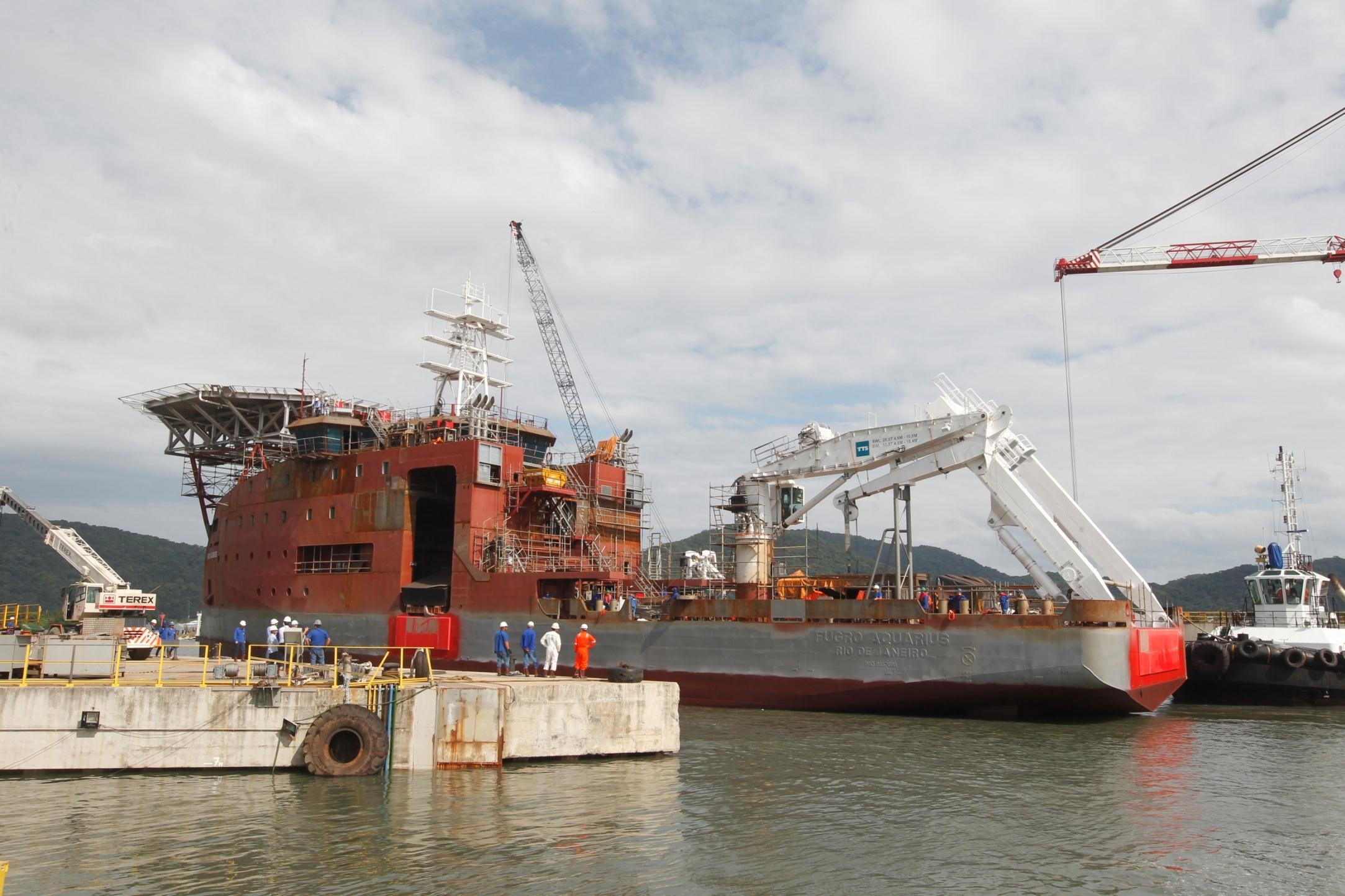 Estaleiros: Construção de Embarcações de Apoio Remotely