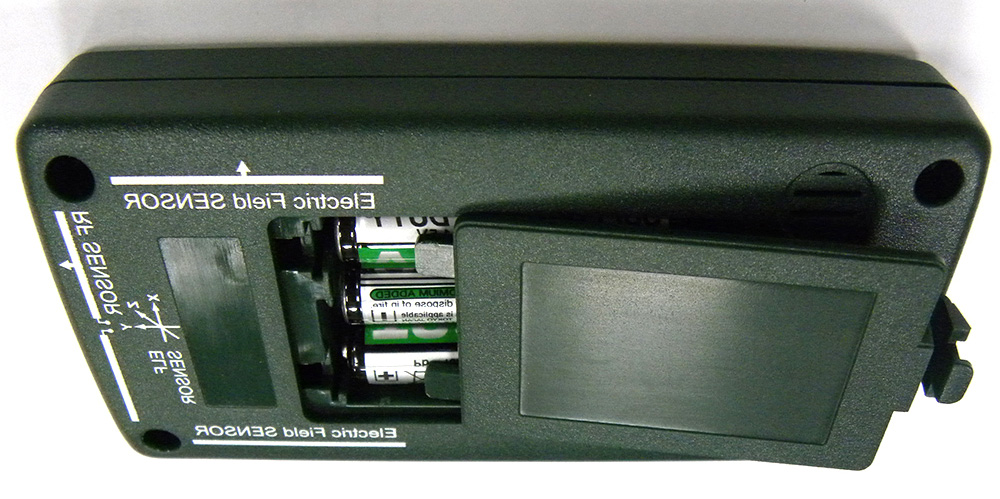 Instalação e Substituição das Baterias Instalação das Baterias Remova a tampa traseira das baterias e insira três (3) baterias AAA de 1,5 V mantendo a polaridade correta.