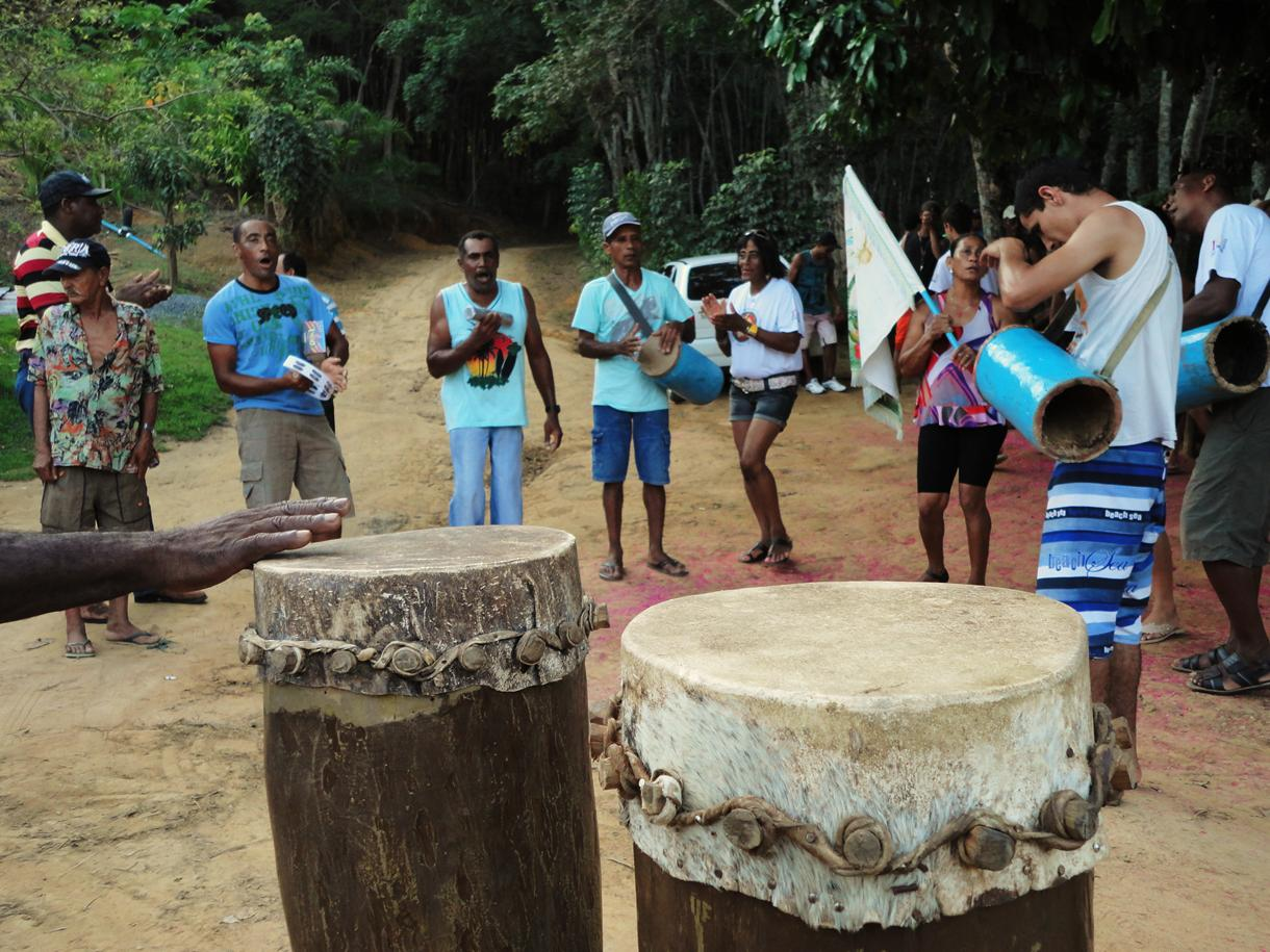 61 Foto 10: Momento da formação da roda em frente à casa de Chico. Em destaque, os tambores de jongo. São Mateus, Anchieta (ES), 24/11/2012. Fotografia da autora. Após a fala, dá-se o primeiro tai.