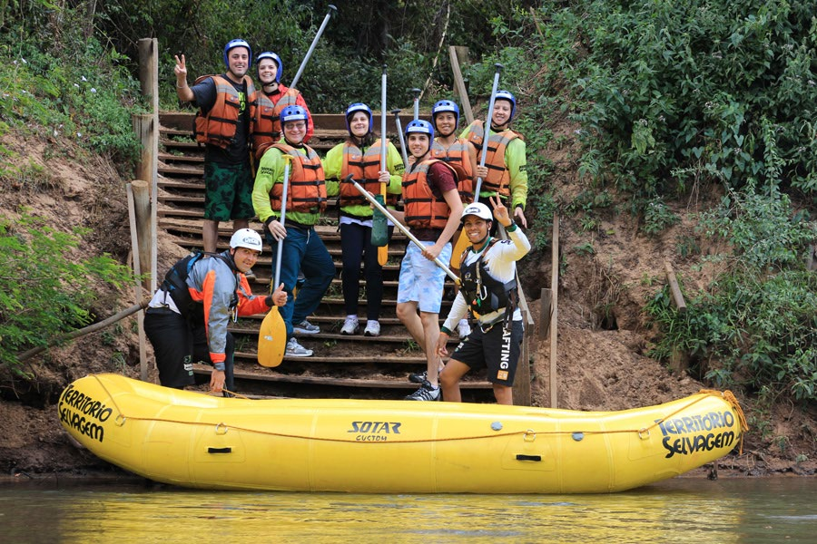 15 Ao final do percurso, a mais desafiadora sequência de corredeiras, é conhecida como Três Saltos. O Primeiro Salto é o cartão postal do rafting em Brotas!