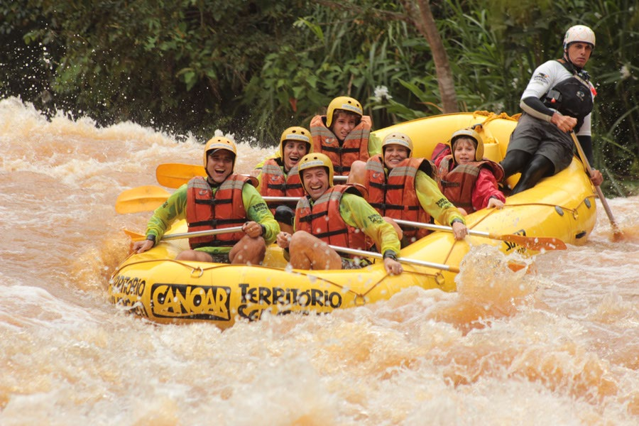 17 Com o rio acima de 1,50 m na Régua do Medidor a atividade é transferida para a embarcação tradicional do rafting.