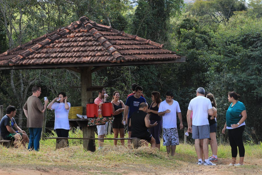 19 Após o desembarque e organização dos equipamentos, servimos refresco e pinga com mel