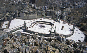 Entrando na Grande Mesquita de Meca (al-masjid al- Haram) No sexto ano após o Profeta ser forçado a migrar de Meca para Medina, ele se viu visitando Meca e realizando a peregrinação em uma visão