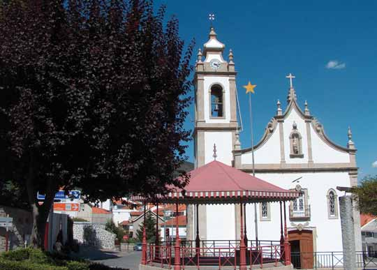 Igreja de São Pedro A Igreja de São Pedro, por sua vez, é uma Igreja de construção novecentista com uma planta em cruz latina e capelas laterais.