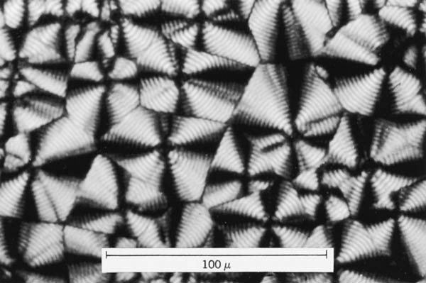Cristalinidade em polímeros Cristalinidade em polímeros: esferulitas Normalmente os polímeros são formados por regiões cristalinas dispersas no interior do material amorfo.