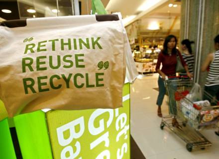 TAILÂNDIA Sacolas Reutilizável nos Supermercados A principal cadeia de supermercados tailandesa iniciou uma campanha para