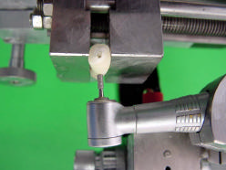 80 Figura 3 Microscópio modificado para acoplar a turbina de alta rotação, em conjunto a um micrometro de precisão.