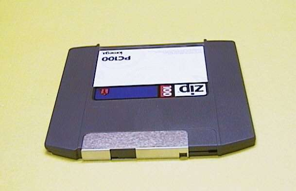 16-62 Hardware Total discos de 250 MB, mas mantém compatibilidade com os discos de 100 MB. Existem modelos dotados de interface paralela, USB, IDE e SCSI. Figura 16.49 Um ZIP Drive paralelo.