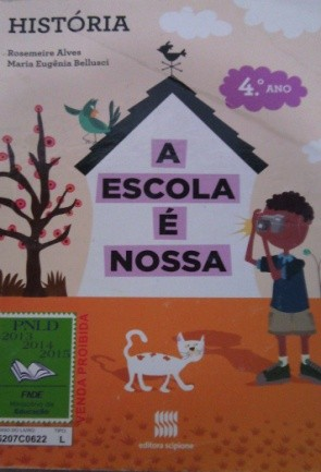O livro traz em sua capa a figura de uma Escola, com uma árvore ao lado e uma criança negra fotografando a paisagem. Junto da criança existe um gato que parece observar o que o menino faz.