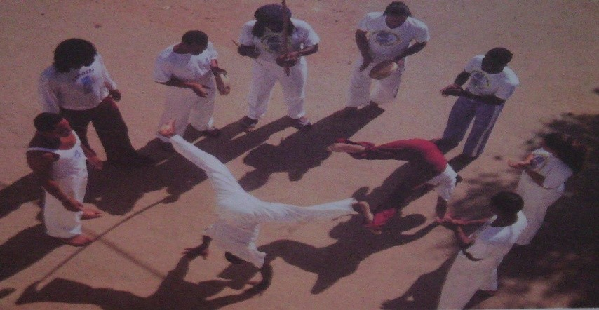 Figura 5: Fotografia retrata uma roda de capoeira em Salvador, Bahia. (Imagem retirada do livro didático, p.