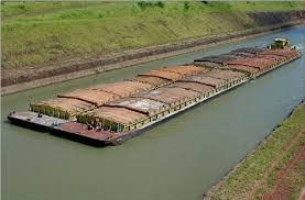 8 Fonte: https://www.itaipu.gov.br/energia/caracteristicas-tecnicas-do-vertedouro Navegação A utilização dos rios como via de transporte/navegação sempre foi presente na história da humanidade.