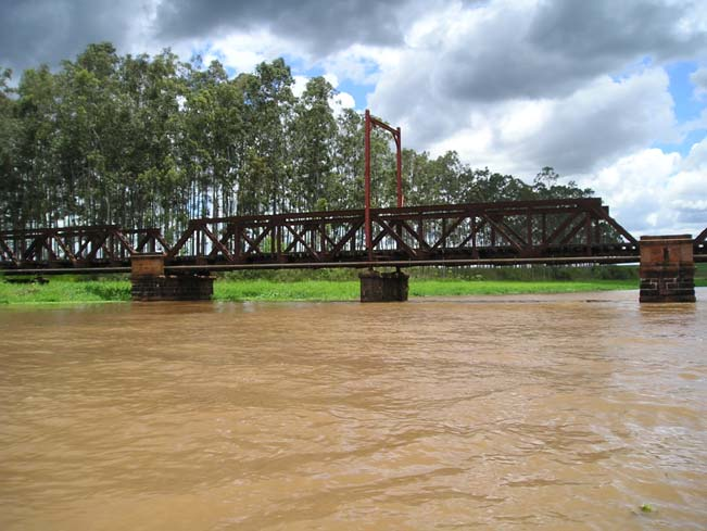 9 Fig. 3. Local de desembocadura do rio Pardo no reservatório de Salto Grande. Seta. Descarga de sedimentos no rio Paranapanema.