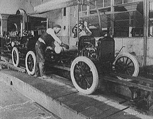 2 a Revolução Industrial Fordismo Método de produção que permitiu a empresa Ford produzir mais de 2 milhões de carros, durante a década