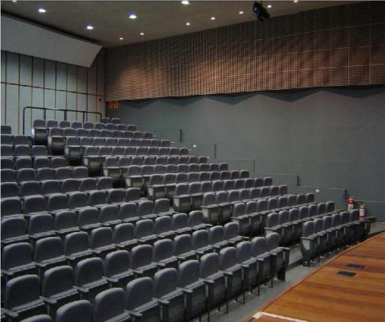 Materiais de revestimento do auditório: Piso da plateia: Vinílico Piso do palco: Madeira Paredes: alvenaria + concreto +