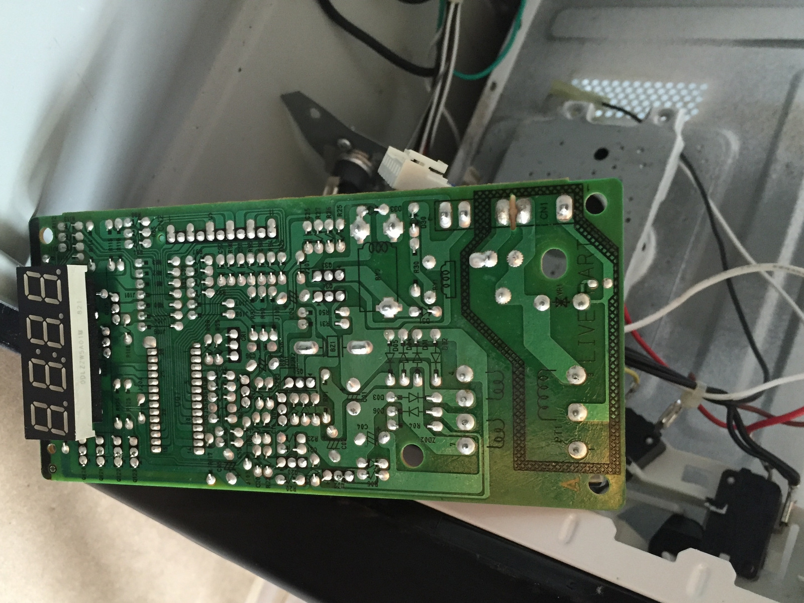 Passo 13 Remover magnetron O magnetrão é o coração do forno de microondas, uma vez que, em última análise converte a tensão de microondas.