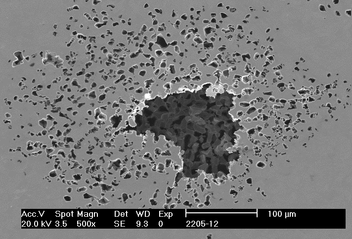 Micrografia 4.19. Imagem de elétrons secundários que caracterizam a corrosão por pite no aço SAF 2205