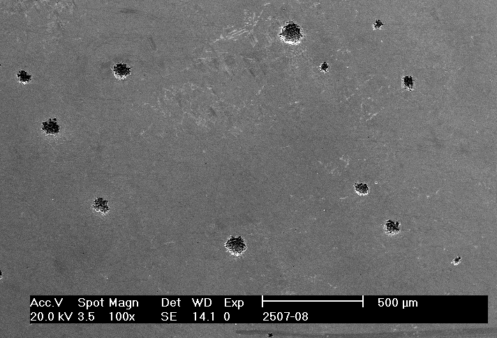 Micrografia 4.21. Superfície da amostra do aço SAF 2205 após polarização cíclica em 0,3M NaCl + 0,3M NaBr com irev = 10-1 A/cm 2.