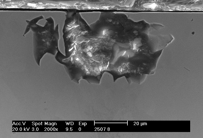 Micrografia 5.2. Imagem de elétrons secundários da seção transversal de amostra de SAF 2205 após polarização cíclica em 0,3M NaCl + 0,3M NaBr com i rev =10-1 A/cm 2.