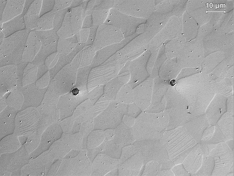 Micrografia 4.17. Superfície da amostra do aço SAF 2507 após polarização cíclica em 0,3M NaCl + 0,3M NaBr com irev = 10-3 A/cm 2. Micrografia 4.18.