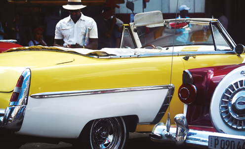 Os automóveis antigos foram introduzidos em Cuba pelos americanos na década de 1950.