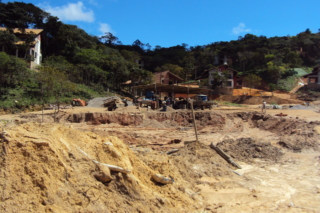 Modificação da paisagem natural para a construção de condomínio na APA da Serra de Baturité. Fonte: Doris Day Santos da Silva, 2011.