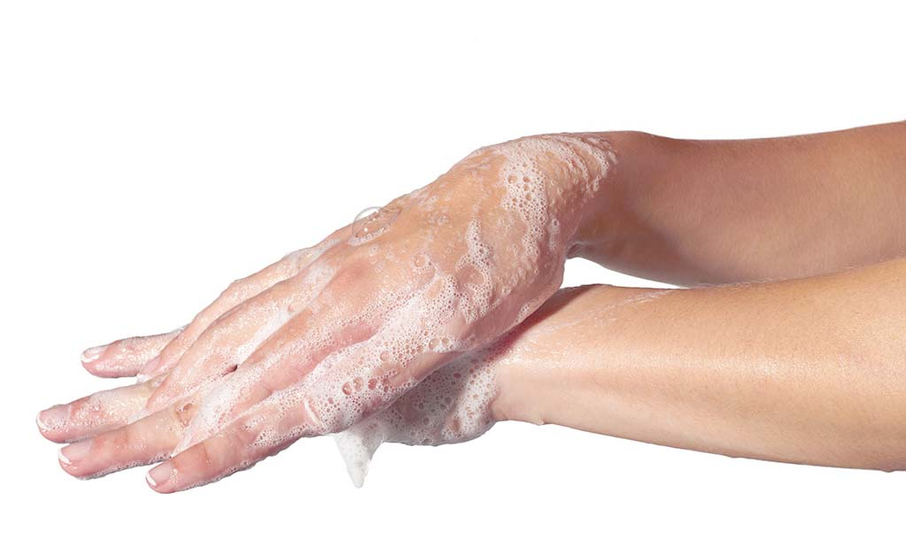 Lavar bem as mãos com água e sabão!