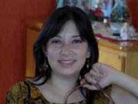 Juliane de Souza Nunes de Moura É formada pela UFRGS em Letras Português- Inglês e tem Mestrado em Teoria da Literatura pela PUCRS, onde trabalhou com uso de literatura no ensino de português e na