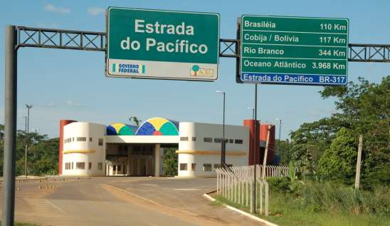 05. Observe a figura. Ponto na fronteira entre os territórios brasileiros e peruanos com cerca 6.795 km, o Brasil é um dos países do mundo com maior extensão em fronteiras terrestres.