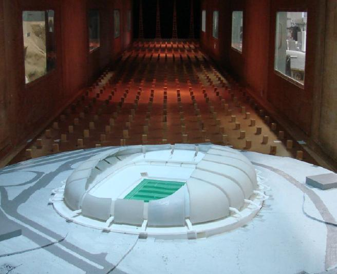 Figura 4 Fotografia do modelo reduzido da Arena das Dunas no interior do túnel de vento.