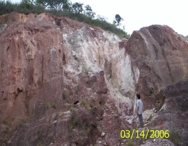 Fotografia 16 Bloco de rocha metamáfica de granulação média (metagabro), que ocorre associado às rochas anfibolíticas.
