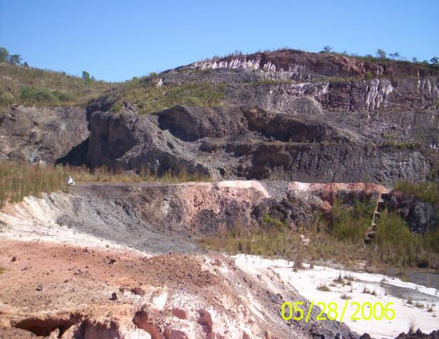 As rochas da fácies média ocorrem sob a forma de blocos quase in situ (Fotografia 48) ou grandes lajedos espalhados por quase toda a área e que geomorfologicamente correspondem a grandes elevações