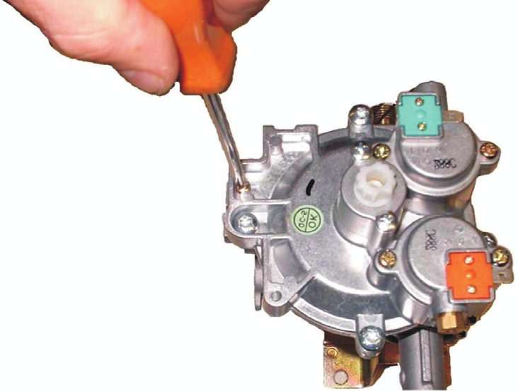 Conversão para outro tipo de gás 6720607838-02.1V Fig. 2 Desconetar restantes terminais (válvula servo e piloto, microswitch e dispositivo controlo gases de combustão (Fig. 3). 6720607838-04.1V Fig. 4 Desapertar o parafuso indexador na tampa do automático de gás (Fig.