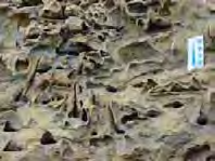 56 entalhes de base de paredes rochosas: formamse onde solos bordejam superfícies rochosas verticais, aparentemente em consequência de processos de alteração associados à percolação de águas de