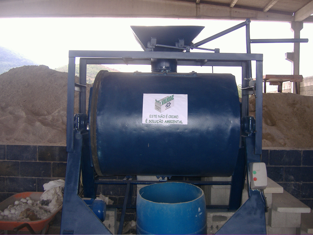 A lavagem das cascas é realizada em máquina betoneira (figura 3) com água proveniente de tonéis de reaproveitamento de água da chuva.