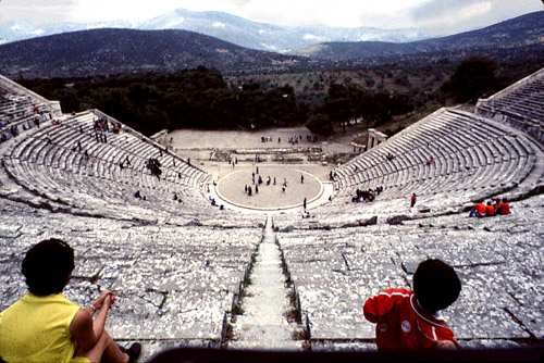 Desenhado provavelmente pelo arquiteto Polyklitos, o teatro de Epidaurus foi construido no século IV a.c. com uma segunda fase de construção no século II a.c. A capacidade do teatro era de 14 mil espectadores acomodados em 55 fileiras.