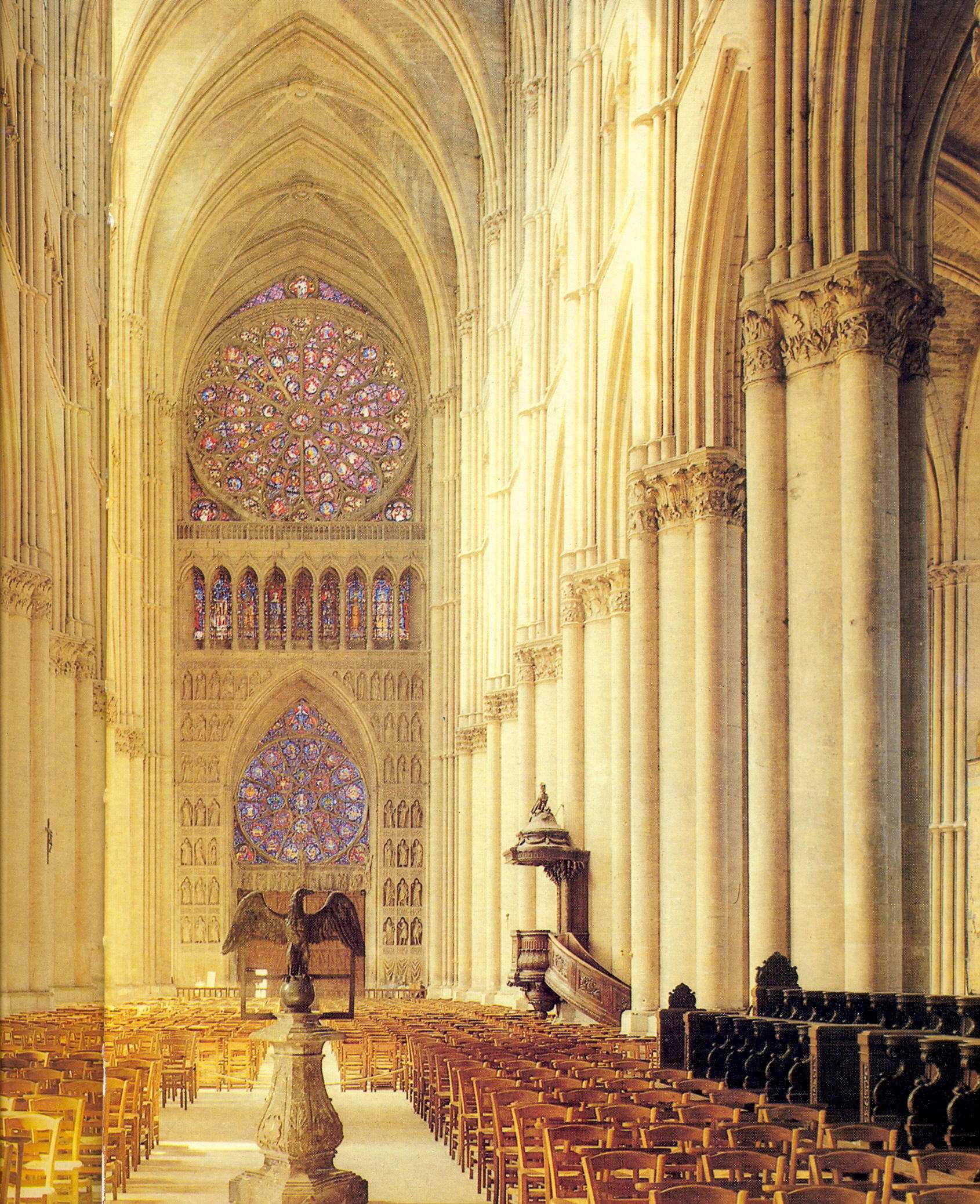 Tema de pesquisa: A acústica das Catedrais Catedral de Reims (França) Começou ser construída em 1211 A torre sul foi acabada em 1435 O primeiro arquiteto foi Jean d