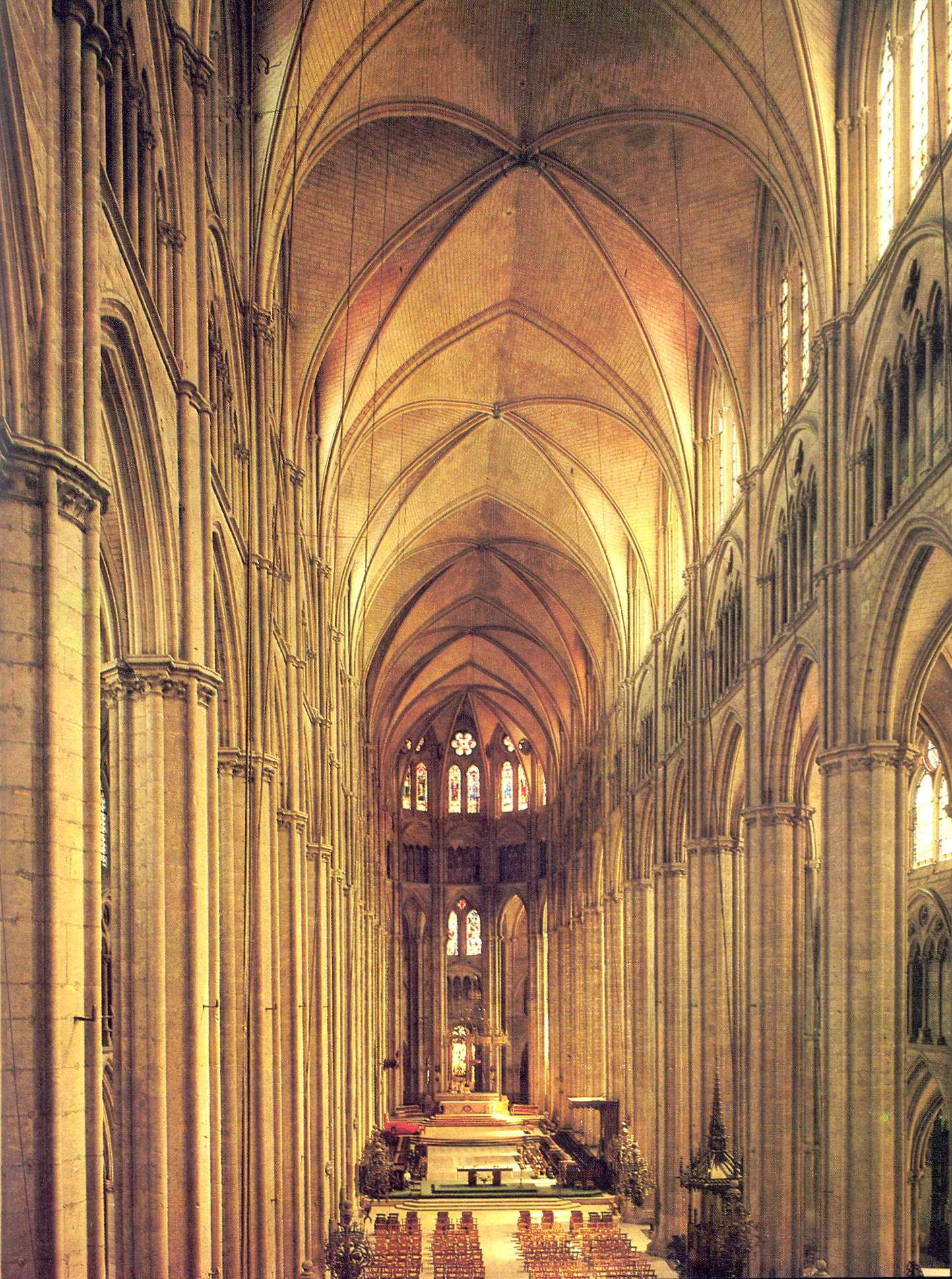 Catedral de Bourges (França) (1195 a 1255) As pesquisas atuais sobre acústica de catedrais avaliam os seguintes parâmetros: -Tempos de reverberação -Decaimento do sinal sonoro -Distribuição do
