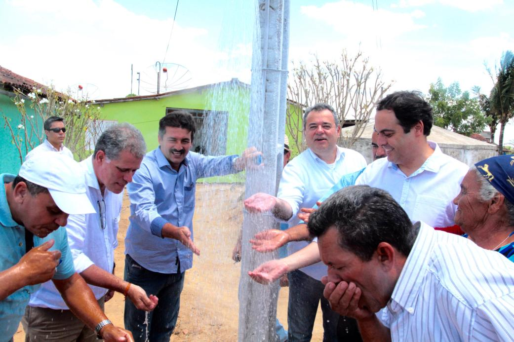 Governo de Pernambuco amplia abastecimento de água e reforça agricultura familiar de Casinhas 06 de fevereiro de 2017, às 17h30min Agricultura Município do Agreste Setentrional recebeu Sistemas