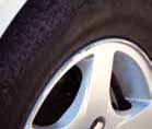 C Exteriores1 Pneus 2 - Jantes Quando o rasto do pneu na superfície de contacto com a estrada tem uma profundidade na zona central igual ou superior a 1,6 mm e a 1 mm nas zonas laterais (se não